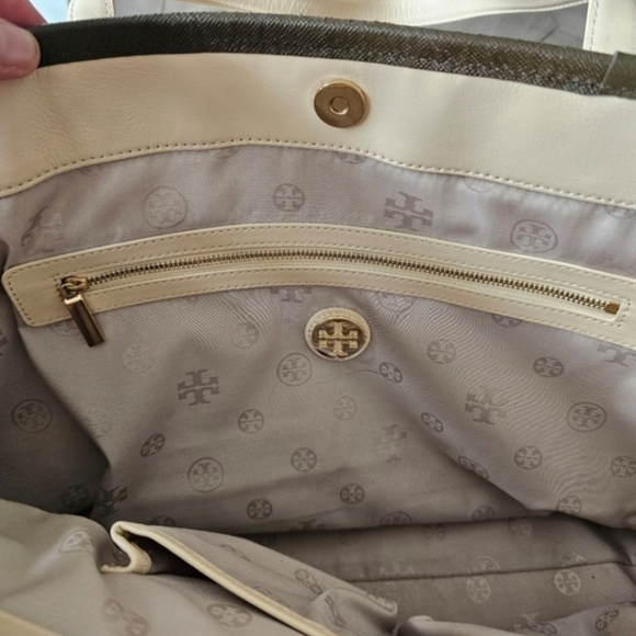 * HP* Tory Burch Robinson Shoulder Bag. - Picture 5 of 8